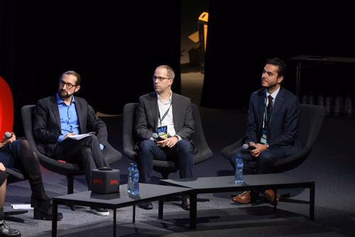 Cette année, la Faculté informatique et communications célèbre son 20e anniversaire, une étape importante dans un domaine qui s’est transformé au cours des deux dernières décennies. Durant cette période, des milliers d’étudiantes et étudiants en bachelor, en master et en doctorat ont obtenu leur diplôme, et ont ensuite contribuer à l’évolution de la branche, tant dans le milieu universitaire que dans le secteur privé.