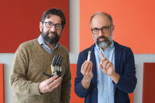 EPFL scientists show that breathing may be used to control a wearable extra robotic arm in healthy individuals, without hindering control of other parts of the body.