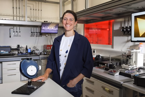 Professeure assistante tenure track en génie mécanique, Giulia Tagliabue est la lauréate de l’EPFL Award for best teaching. Spécialisée dans les moyens de produire de l’énergie à l’aide de nanotechnologies, elle met tout en œuvre pour que les étudiantes et étudiants tirent le meilleur profit de ses cours.