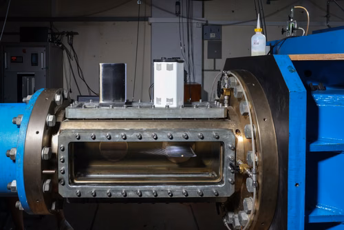 Un doctorant en génie mécanique de l’EPFL a développé une technologie ingénieuse qui permettrait d’éliminer les vibrations induites par l’écoulement dans les machines tournantes, comme les hélices de bateaux, turbines, pompes ou autres éoliennes. Sa découverte sort d’une imprimante 3D et vient d’être brevetée. Thomas Berger (à droite), doctorant, et Mohamed Farhat, directeur de thèse