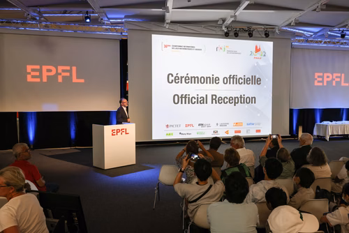 Le championnat des jeux mathématiques et logiques est une compétition populaire et scolaire organisée chaque année à l’échelon européen. Il voit s’affronter des passionné·e·s de mathématiques de toutes générations venus d’une douzaine de pays. Sa finale internationale, qui a traditionnellement lieu à Paris, sera cette année organisée à Lausanne (EPFL). La FSJM gère depuis plus de 30 ans l’organisation de ce championnat en Suisse. Finale sur le Campus EPFL