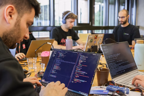 Capture The Flag (capture du drapeau) ou CTF est une compétition de cybersécurité dont le but est de faire de l’ingénierie inverse, de décrypter et de pirater des systèmes informatiques pour capturer des drapeaux et gagner des points pour son équipe. Final
