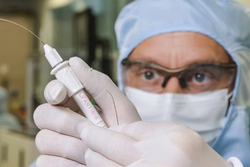 L’extrémité orientable du fil-guide de la start-up Artiria facilite le traitement des AVC en s’infiltrant aisément dans les méandres des vaisseaux sanguins cérébraux. Le système vient d’obtenir l’autorisation de la FDA, l’autorité de surveillance en matière d’alimentation et de santé aux États-Unis.