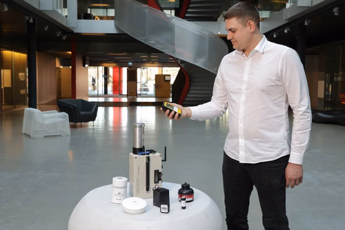 Pour sa thèse de doctorat en génie civil, Joan Rey a testé la fiabilité d'outils du commerce et celle de l'intelligence artificielle pour mesurer et prédire les niveaux de radon dans les bâtiments. Il partage ses conclusions dans une chronique parue dans trois quotidiens romands.