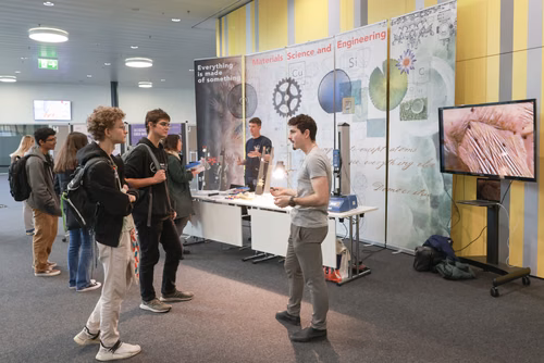 Un événement d’envergure pour préparer son avenir. Comme chaque année, l’EPFL, via son Service de promotion de l’éducation et en collaboration avec ses facultés, se réjouit d'accueillir les gymnasiennes et gymnasiens sur son campus. L’École propose de venir découvrir ses filières de formation, sa communauté estudiantine, son corps enseignant, ses équipes de recherche, les divers services dédiés aux étudiantes et étudiants débutant à l’EPFL, ainsi que les multiples associations chargées d’animer la vie socia