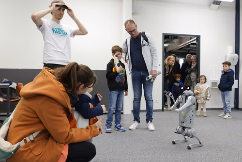 La découverte des sciences et des technologies au cœur du campus, pour les adultes et les enfants.