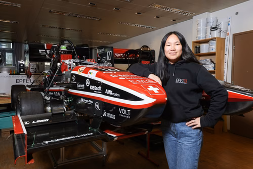 Etudiante en génie mécanique, Jade Gibouin est cette année présidente de l’EPFL Racing Team qui dévoile ce lundi soir sa nouvelle voiture de course électrique. Elle consacre tout son temps libre à ce projet, et elle est fière qu’il compte désormais un quart de femmes.