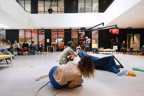 Dans le cadre du festival Les Culturelles du CDH-Culture et suite au workshop RUINED qui a permis à des étudiant·es de fabriquer une sculpture en mycelium, la performance MOLDING propose un ensemble de gestes performatifs dans le prolongement de l’œuvre vivante.