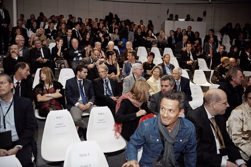 La première édition du gala EPFL Alumni a réuni près de 650 diplômé.es au Rolex Learning Center. Ils ont pu participer à une soirée festive et entendre le Prof. Patrick Aebischer – Président de l’EPFL jusqu’à fin 2016 – et le Prof. Martin Vetterli – Président de l’EPFL dès 2017 – échanger sur la transmission de Présidence.