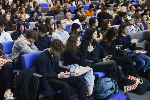 Un événement d’envergure pour préparer son avenir. Comme chaque année, l’EPFL, via son Service de promotion de l’éducation et en collaboration avec ses facultés, se réjouit d'accueillir les gymnasiennes et gymnasiens sur son campus. L’École propose de venir découvrir ses filières de formation, sa communauté estudiantine, son corps enseignant, ses équipes de recherche, les divers services dédiés aux étudiantes et étudiants débutant à l’EPFL, ainsi que les multiples associations chargées d’animer la vie socia