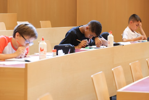 Le championnat des jeux mathématiques et logiques est une compétition populaire et scolaire organisée chaque année à l’échelon européen. Il voit s’affronter des passionné·e·s de mathématiques de toutes générations venus d’une douzaine de pays. Sa finale internationale, qui a traditionnellement lieu à Paris, sera cette année organisée à Lausanne (EPFL). La FSJM gère depuis plus de 30 ans l’organisation de ce championnat en Suisse. Finale sur le Campus EPFL