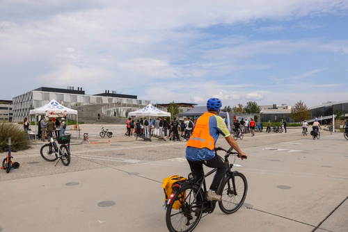 Cap sur l'Ouest, la fête du district de l’Ouest lausannois en mobilité douce, débarque à nouveau à l'EPFL avec une halte festive sur la place Cosandey !