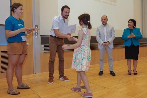 Remise des attestations aux participantes et participants aux cours organisés par le Service de Promotion des Sciences dans le canton du Jura. Avec la participation, pour cette édition, du ministre de l'enseignement, Martial Coutet et du vice-président pour l’innovation et l’impact, Edouard Bugnon