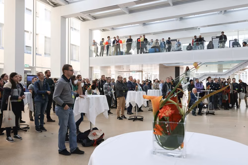 Cette année, la Faculté informatique et communications célèbre son 20e anniversaire, une étape importante dans un domaine qui s’est transformé au cours des deux dernières décennies. Durant cette période, des milliers d’étudiantes et étudiants en bachelor, en master et en doctorat ont obtenu leur diplôme, et ont ensuite contribuer à l’évolution de la branche, tant dans le milieu universitaire que dans le secteur privé.