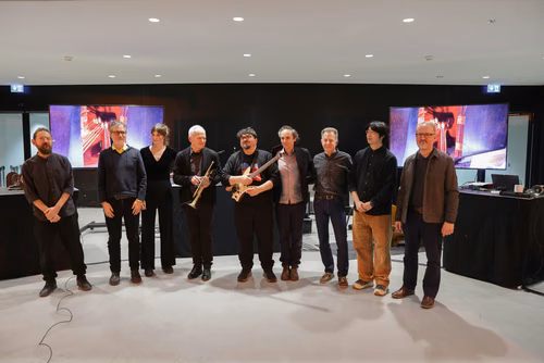 Dans le cadre de l'exposition actuelle Musica ex Machina, des artistes-chercheur·euses de l'Orpheus Instituut de Gand (BE) explorent l'espace intermédiaire. Ils·elles présentent des instruments nouveaux et étendus, des interfaces inédites, des objets quotidiens réaffectés et l'espace lui-même. Nous faisons l'expérience de l'interaction entre musiciens et algorithmes, de la mécanique à l'IA, dans la composition, l'improvisation et l'installation, pour sonder la technicité inhérente à la musique et à la fabri