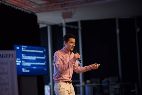 19 entrepreneurs ont “pitché” devant près de 300 personnes lors de la Startup Champions Seed Night coorganisée par l’EPFL Alumni et venturelab au Forum Rolex Learning Center. Daniel Yanisse (MT’12), CEO et co-fondateur de Checkr, était l’invité d’honneur de cette édition.