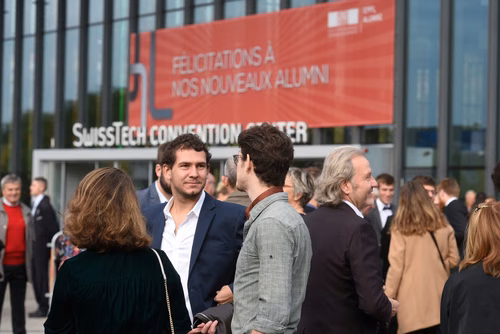  La traditionnelle cérémonie de la Magistrale a mis les diplômés 2018 à l'honneur. Ils l'attendaient depuis cinq ans: ce samedi était enfin le jour de la remise des diplômes de Master de l'EPFL pour 1043 étudiants. Cet événement a réuni 3000 personnes au STCC, dont les étudiants et leur famille, leurs professeurs et de nombreux invités, parmi lesquels le Conseiller fédéral Guy Parmelin.