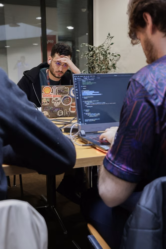 Capture The Flag (capture du drapeau) ou CTF est une compétition de cybersécurité dont le but est de faire de l’ingénierie inverse, de décrypter et de pirater des systèmes informatiques pour capturer des drapeaux et gagner des points pour son équipe. Final