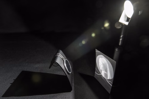 Des scientifiques de l’EPFL ont trouvé comment produire des images en contrôlant les reflets que la lumière produit en passant au travers de matières transparentes. Cette technologie étonnante est aujourd’hui commercialisée par une start-up, Rayform. Lumière caustique, Romain Testuz. le 27 juillet 2016