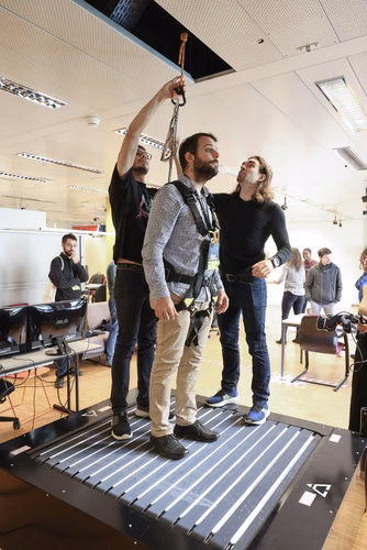 Cette année, la Faculté informatique et communications célèbre son 20e anniversaire, une étape importante dans un domaine qui s’est transformé au cours des deux dernières décennies. Durant cette période, des milliers d’étudiantes et étudiants en bachelor, en master et en doctorat ont obtenu leur diplôme, et ont ensuite contribuer à l’évolution de la branche, tant dans le milieu universitaire que dans le secteur privé.