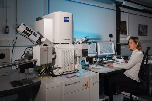 Une technique d’observation de tissus biologiques développée à l’EPFL ouvre un nouveau champ de recherche plein de promesses. Unique au monde, elle permet l’analyse de tissus préparés selon la méthode mise au point il y a une quarantaine d’années par Jacques Dubochet, prix Nobel de chimie et professeur honoraire à l’Université de Lausanne.