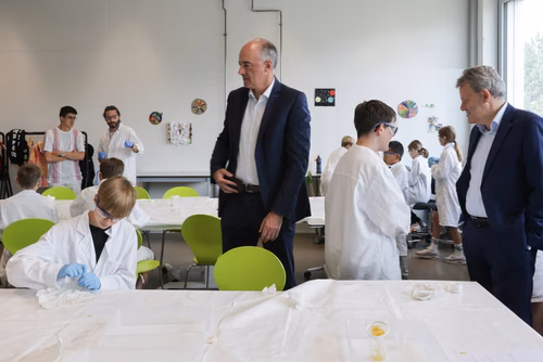 Destiné aux jeunes filles et garçons de sept à seize ans, il propose une approche pédagogique active et ludique qui éveille l’intérêt pour les sciences et pour les technologies. Ce, grâce à un partenariat avec UBS et la collaboration entre le Service de promotion des sciences de l’EPFL, l’EPFL Valais Wallis et le Canton du Valais. Canton du Valais  NCCR Catalysis, pôle de recherche du fonds national Suisse
