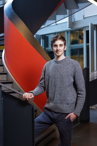 Gustave Lapierre est un entrepreneur extrêmement alerte. Il a fondé, avec son jeune frère et des amis, une start-up prometteuse autour de l’analyse de données textuelles par l’IA. Le programme Blaze leur a ouvert l’écosystème des entreprises technologiques et la subvention qui l’accompagne leur a permis de se lancer.