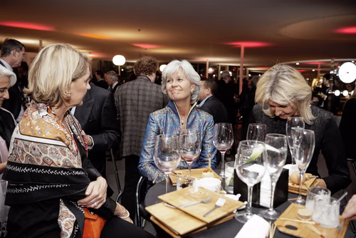 La première édition du gala EPFL Alumni a réuni près de 650 diplômé.es au Rolex Learning Center. Ils ont pu participer à une soirée festive et entendre le Prof. Patrick Aebischer – Président de l’EPFL jusqu’à fin 2016 – et le Prof. Martin Vetterli – Président de l’EPFL dès 2017 – échanger sur la transmission de Présidence.