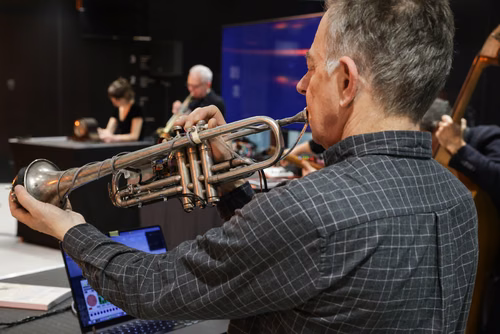 Dans le cadre de l'exposition actuelle Musica ex Machina, des artistes-chercheur·euses de l'Orpheus Instituut de Gand (BE) explorent l'espace intermédiaire. Ils·elles présentent des instruments nouveaux et étendus, des interfaces inédites, des objets quotidiens réaffectés et l'espace lui-même. Nous faisons l'expérience de l'interaction entre musiciens et algorithmes, de la mécanique à l'IA, dans la composition, l'improvisation et l'installation, pour sonder la technicité inhérente à la musique et à la fabri