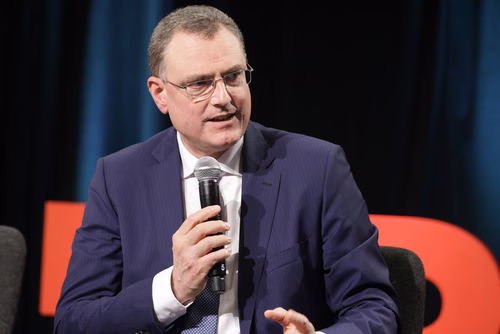 Jean-Pierre Danthine is Professor at the EPFL (Ecole Polytechnique Fédérale de Lausanne – College of Management of Technology), Managing Director of the Enterprise of Society Center (E4S) and President of the Paris School of Economics.