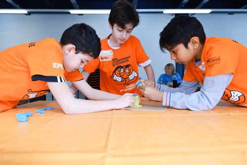La 10ème édition du championnat de science par équipes, "Curieux et inventifs", permet à des jeunes filles et garçons de 8 à 15 ans de développer leur goût de la réflexion et de la recherche scientifique. Ils peuvent ainsi dévoiler leur inventivité dans une ambiance ludique et créative.