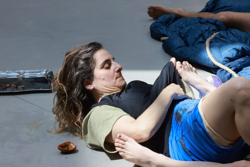 Dans le cadre du festival Les Culturelles du CDH-Culture et suite au workshop RUINED qui a permis à des étudiant·es de fabriquer une sculpture en mycelium, la performance MOLDING propose un ensemble de gestes performatifs dans le prolongement de l’œuvre vivante.