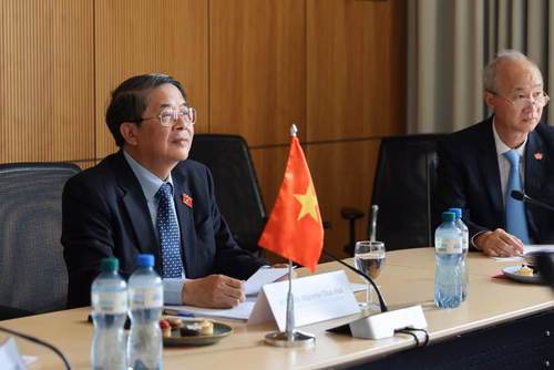 Visite d'une délégation du gouvernement vietnamien le 29 juillet 2025 à l'EPFL. Parmi le groupe, S.E. M. Le Thanh Long, Vice-premier ministre, et S.E. M. Nguyen Duc Hai, Vice-Président de l’Assemblée nationale, ainsi que des représentants de ministères clés et d’institutions nationales. La délégation a été accueillie par Ambrogio Fasoli, Vice-président pour les Affaires Académiques de l’EPFL, par Antoine Jourdan, directeur de SIP West EPFL et par Gillian Olivieri, directrice adjointe des Affaires internatio