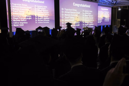 Cette cérémonie a pour objectif de remettre les Prix de la Recherche de l'EPFL aux lauréat·es et de féliciter toutes les doctorantes et doctorants qui ont terminé leur thèse avec succès cette année.