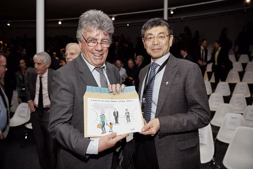 La première édition du gala EPFL Alumni a réuni près de 650 diplômé.es au Rolex Learning Center. Ils ont pu participer à une soirée festive et entendre le Prof. Patrick Aebischer – Président de l’EPFL jusqu’à fin 2016 – et le Prof. Martin Vetterli – Président de l’EPFL dès 2017 – échanger sur la transmission de Présidence.
