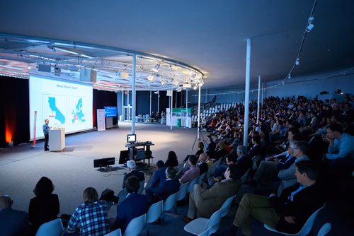 19 entrepreneurs ont “pitché” devant près de 300 personnes lors de la Startup Champions Seed Night coorganisée par l’EPFL Alumni et venturelab au Forum Rolex Learning Center. Daniel Yanisse (MT’12), CEO et co-fondateur de Checkr, était l’invité d’honneur de cette édition.