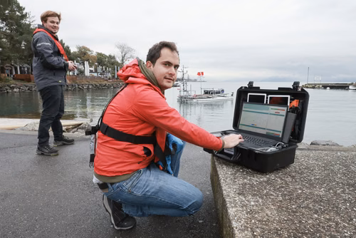 Un chercheur de l’EPFL a documenté pour la première fois comment se forment ces taches mouvantes sur l’eau – spectacle visuel toujours saisissant pour les passionnées et passionnés du lac – et ce qu’elles engendrent sous la surface.