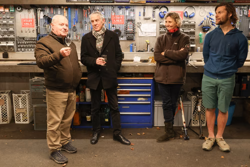 Seize ans après avoir créé le Point Vélo sur le campus de l’EPFL, Jacques Simonin a remis définitivement les outils à son successeur. Chaudement remercié par le président Martin Vetterli, il va mettre le cap sur les Antilles pour y passer l’hiver et s’y consacrer à l’énergie solaire.