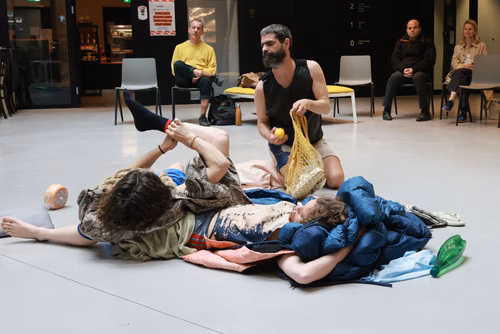 Dans le cadre du festival Les Culturelles du CDH-Culture et suite au workshop RUINED qui a permis à des étudiant·es de fabriquer une sculpture en mycelium, la performance MOLDING propose un ensemble de gestes performatifs dans le prolongement de l’œuvre vivante.