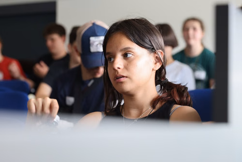 Le concours Alkindi-suisse est une compétition de cryptographie qui a lieu chaque année et ouverte aux classes de 9e, 10e et 11e secondaires. Il est organisé par l’EPFL, les associations Animath et France-ioi. La participation est entièrement gratuite.