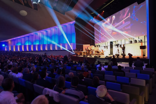  La traditionnelle cérémonie de la Magistrale a mis les diplômés 2018 à l'honneur. Ils l'attendaient depuis cinq ans: ce samedi était enfin le jour de la remise des diplômes de Master de l'EPFL pour 1043 étudiants. Cet événement a réuni 3000 personnes au STCC, dont les étudiants et leur famille, leurs professeurs et de nombreux invités, parmi lesquels le Conseiller fédéral Guy Parmelin.