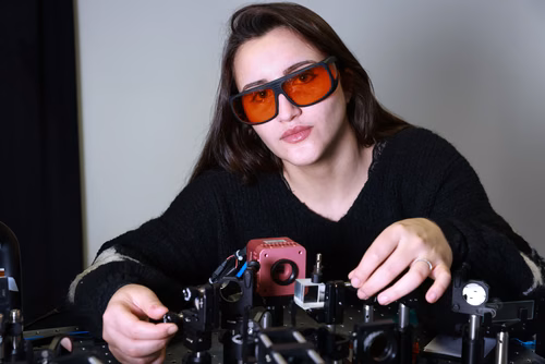 Originaire de Tunisie, Ghalia Dhaoui est arrivée à l’EPFL pour faire un bachelor en micro-ingénierie. Au printemps prochain, elle obtiendra son diplôme de la toute première promotion de master en sciences et ingénierie quantiques de l’EPFL, où elle est spécialisée dans le matériel quantique.