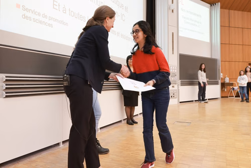 Journée à la découverte des Sciences Remise attestations "Internet & Code pour les filles" Service de la promotion des Sciences de l'EPFL 
