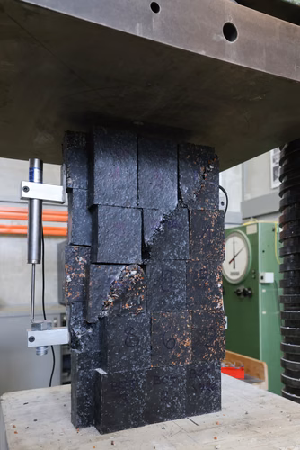 SÉRIE D’ÉTÉ - Projet de master (4). Pour son projet de master en génie civil, Selina Heiniger s’est lancé un défi en lien avec ses préoccupations environnementales: trouver un nouveau matériau de construction à partir de déchets plastiques, de béton et de terre cuite. 