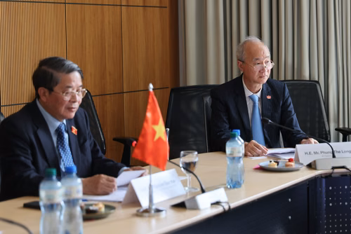 Visite d'une délégation du gouvernement vietnamien le 29 juillet 2025 à l'EPFL. Parmi le groupe, S.E. M. Le Thanh Long, Vice-premier ministre, et S.E. M. Nguyen Duc Hai, Vice-Président de l’Assemblée nationale, ainsi que des représentants de ministères clés et d’institutions nationales. La délégation a été accueillie par Ambrogio Fasoli, Vice-président pour les Affaires Académiques de l’EPFL, par Antoine Jourdan, directeur de SIP West EPFL et par Gillian Olivieri, directrice adjointe des Affaires internatio