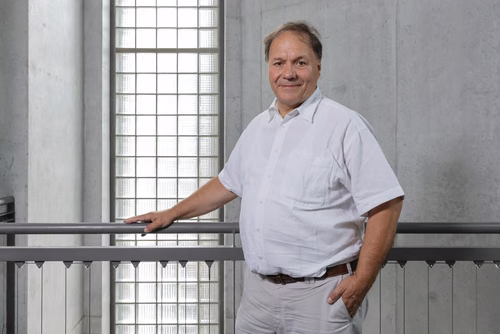 Le hasard fait bien les choses. Du moins, si on accepte de s’y fier. Un enchaînement d’évènements a propulsé Stefano Mischler dans l’univers passionnant de la tribologie. Plus de trente ans plus tard, il envisage la retraite avec sérénité. Meilleur enseignant 2023 de la section de science et génie des matériaux de l’EPFL