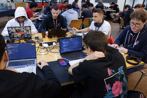 Capture The Flag (capture du drapeau) ou CTF est une compétition de cybersécurité dont le but est de faire de l’ingénierie inverse, de décrypter et de pirater des systèmes informatiques pour capturer des drapeaux et gagner des points pour son équipe. Final