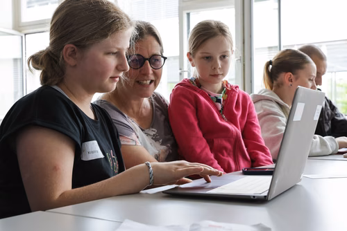 Le Meet up national annuel du Coding club des filles sur le campus de l’EPFL Service de promotion des sciences SPS 