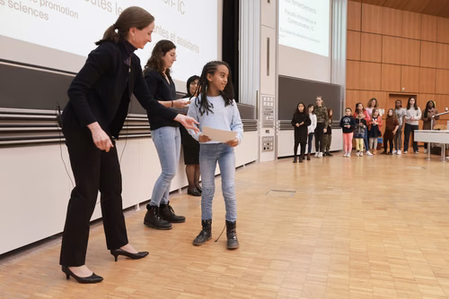 Journée à la découverte des Sciences Remise attestations "Internet & Code pour les filles" Service de la promotion des Sciences de l'EPFL 