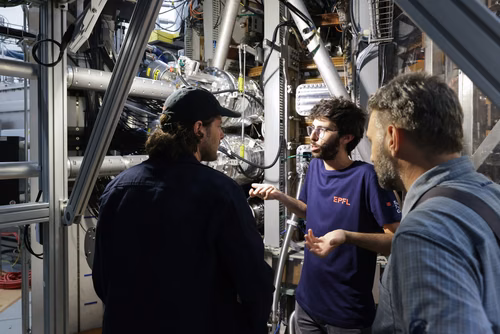 On September 21st, EPFL celebrate the 30th anniversary of its flagship experiment, the Tokamak à Configuration Variable (TCV). Operated by the Swiss Plasma Center as part of the EUROfusion Consortium, it is one of the key European facilities for the ITER project, which aims to demonstrate the scientific and technological feasibility of fusion as an energy source, and the development of DEMO, whose objective is to prove its commercial feasibility. The TCV Tokamak represents a major asset in the global effort